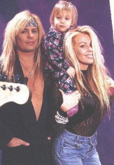 A picture of Skylar Lynnae with her parents.